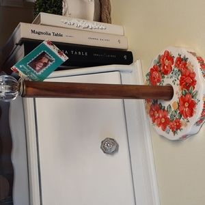 NWT The Pioneer Woman Vintage Floral Paper Towel Holder